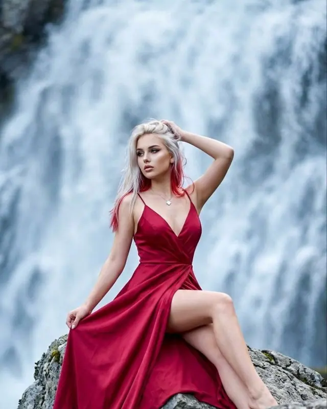 Алое платье у водопада
